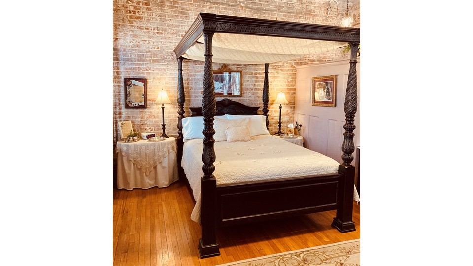 Four poster canopy bed in The Milliner's Bedchamber Cottage